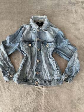 Guess Women’s Fitted Light Wash Denim Jean Jacket Size S/P